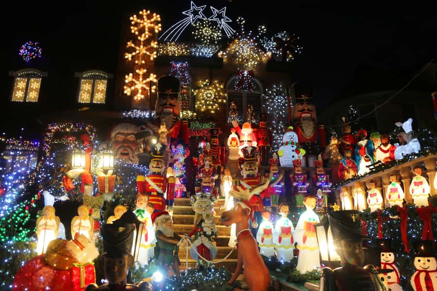 NYC: Dyker Heights Christmas Lights Tour with Hot Cocoa - Midtown Sights Before the Main Event