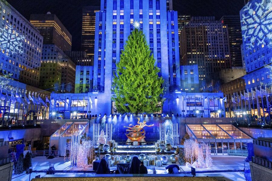 NYC: Magical Christmas Lights Carriage Ride - Saks Fifth Avenue and the big holiday spectacle