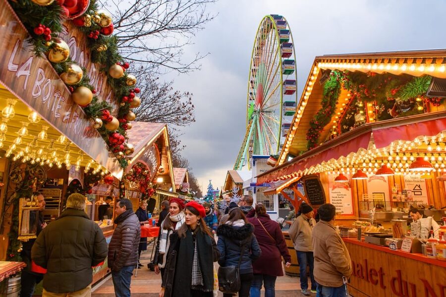 Paris: Christmas Market Guided at Notre Dame & Food Tasting - Notre Dame, restoration, and the meaning of the setting