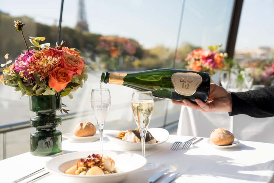 Paris : Christmas Special Lunch Cruise on the Seine River - The Eiffel Tower photo moment