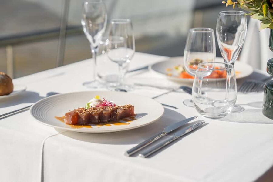 Paris : Christmas Special Lunch Cruise on the Seine River - What lunch is like, from aperitif to dessert