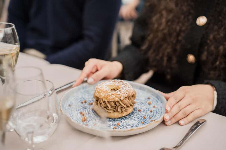 Paris : Christmas Special Lunch Cruise on the Seine River - Piano music, family time, and the Christmas mood