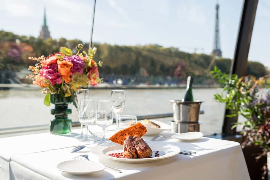 Paris : Christmas Special Lunch Cruise on the Seine River - Should you book the Bateaux Mouches Christmas lunch?