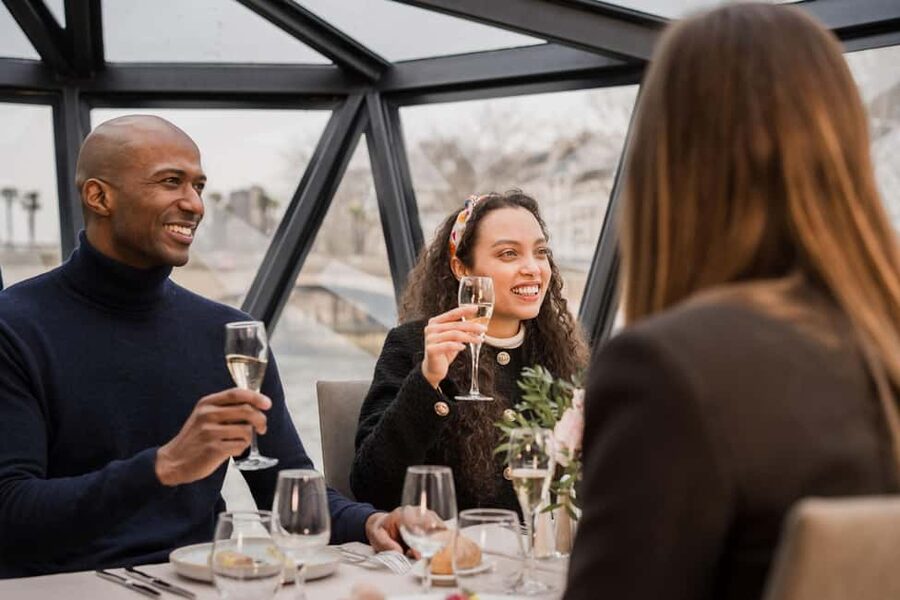 Paris : Christmas Special Lunch Cruise on the Seine River - The first minutes aboard the restaurant boat