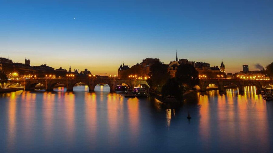 Paris: Experience the magic of Christmas on a walk with a pro photographer - What the photography service adds