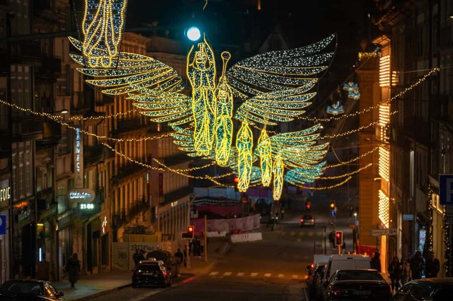 Porto: Christmas Lights Flexible Walking Tour - Finishing the loop at São Bento