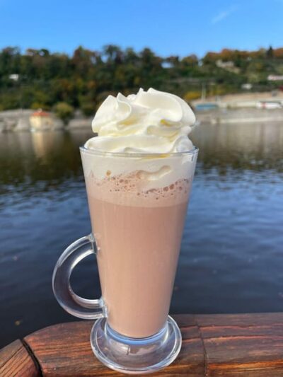 Prague: Advent Boat Cruise with Sweets and Hot Drinks