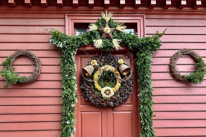 Private Colonial Williamsburg Christmas Holiday Decorations Walking Tour - The Governor’s Palace and Palace Green