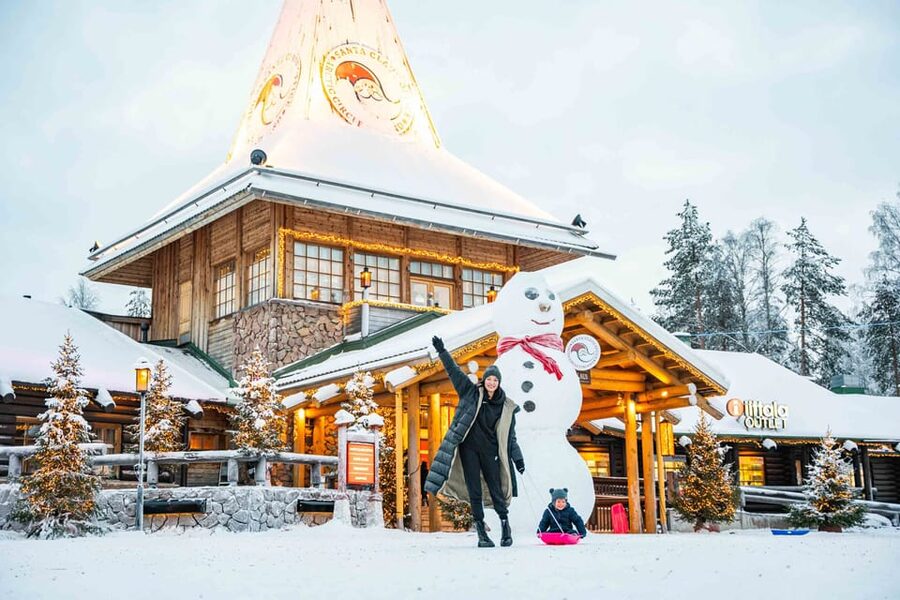Rovaniemi: Private Pro Photoshoot in Santa Claus Village - Practical advice for a smoother session