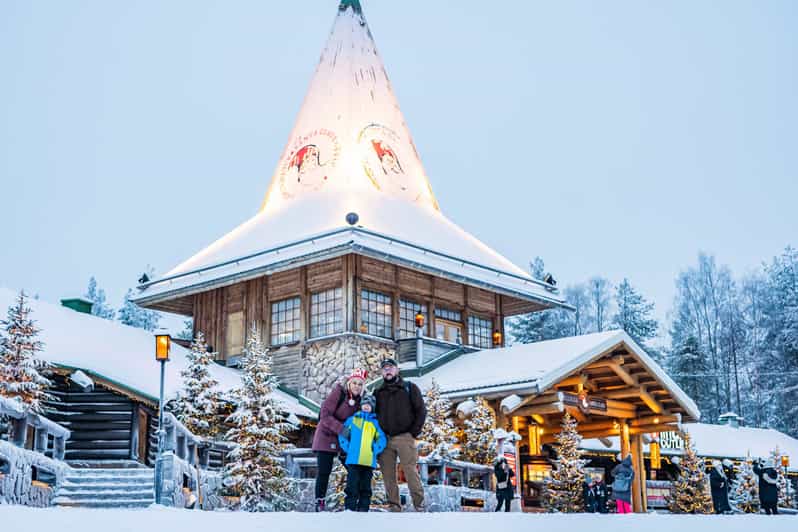 Rovaniemi: Private Pro Photoshoot in Santa Claus Village - A private way to capture Santa Claus Village