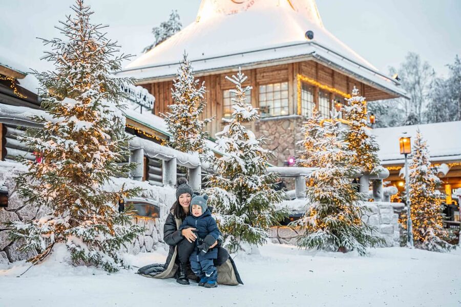 Rovaniemi: Private Pro Photoshoot in Santa Claus Village - Why the private format helps families