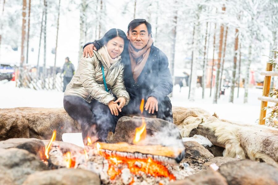 Rovaniemi: Private Pro Photoshoot in Santa Claus Village - Staying after the photoshoot