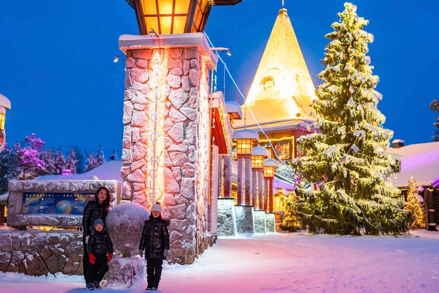 Rovaniemi: Private Pro Photoshoot in Santa Claus Village - Photo delivery and what you receive