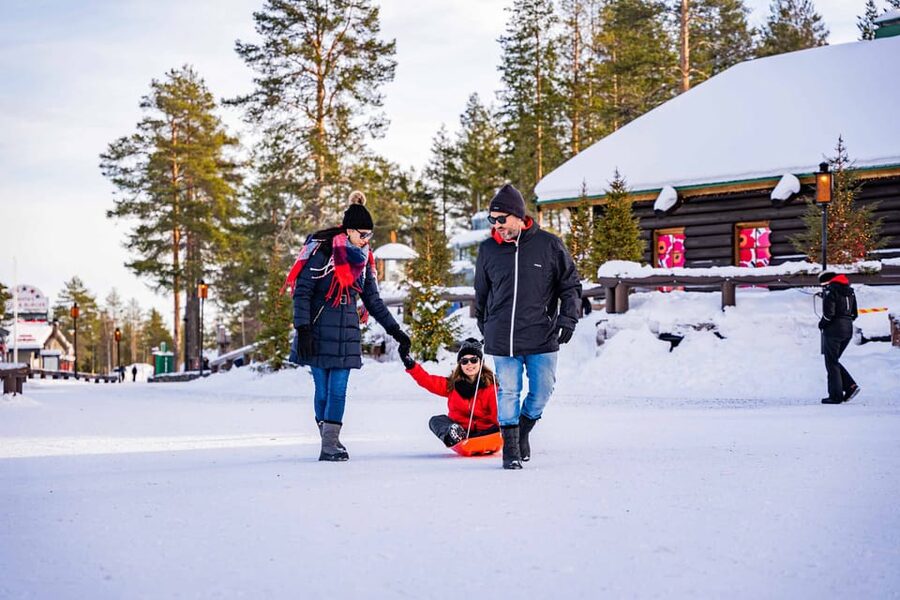 Rovaniemi: Private Pro Photoshoot in Santa Claus Village - What the feedback reveals about service