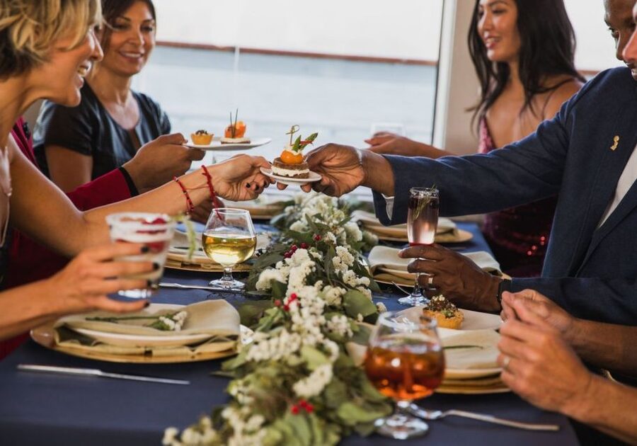 San Diego: Christmas Day Buffet Brunch or Dinner Cruise - Who will enjoy this most?
