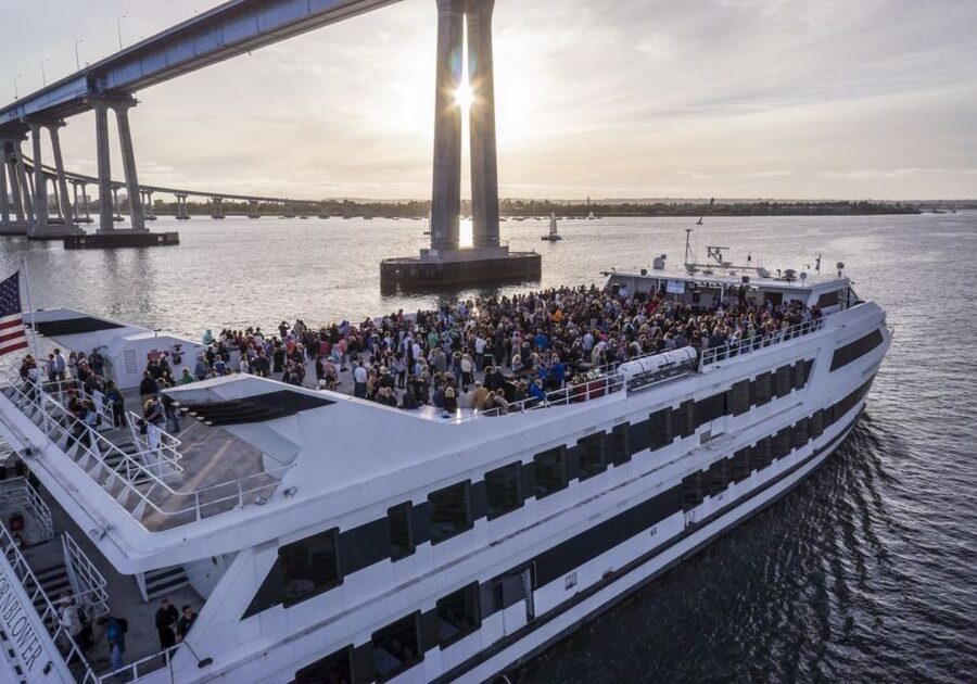 San Diego: Christmas Day Buffet Brunch or Dinner Cruise - Settling in with a guaranteed table