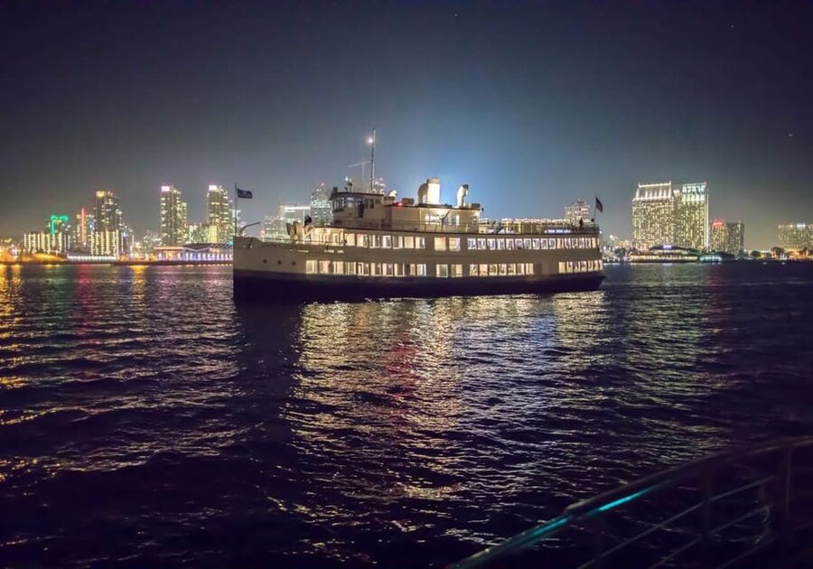 San Diego: New Year's Eve Early Buffet Dinner Cruise - The holiday buffet, course by course