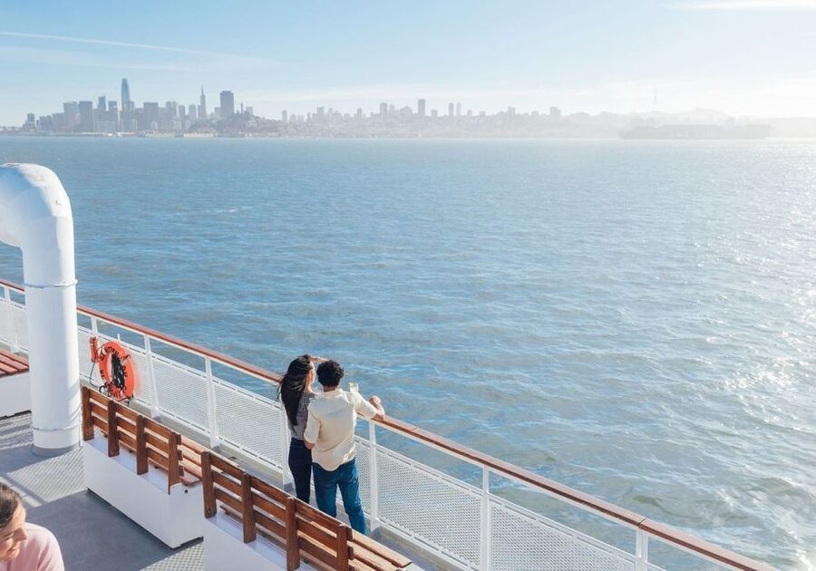 San Francisco: Christmas Day Buffet Brunch or Dinner Cruise - Choosing between Christmas brunch and Christmas dinner