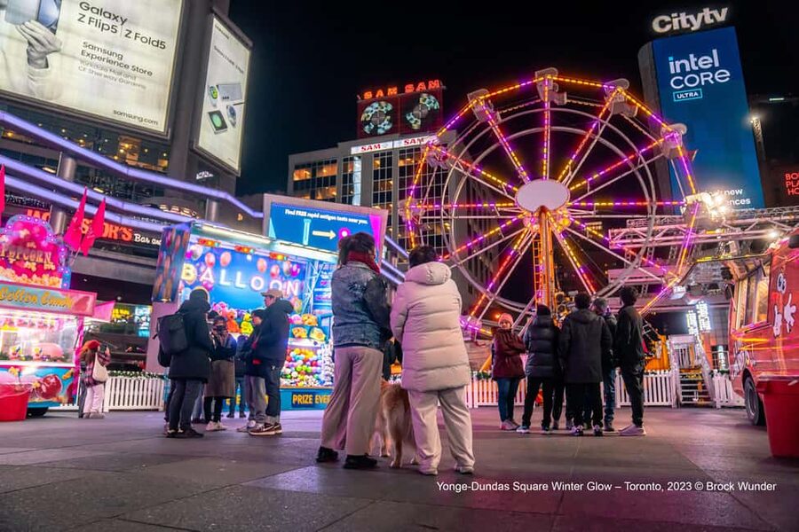 Toronto: Festive Lights Bus Tour - Nathan Phillips Square and Toronto’s holiday center