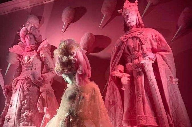 Ultimate NYC Christmas Lights At Night Walking Tour - Bergdorf Goodman and Bloomingdale’s bring the window competition