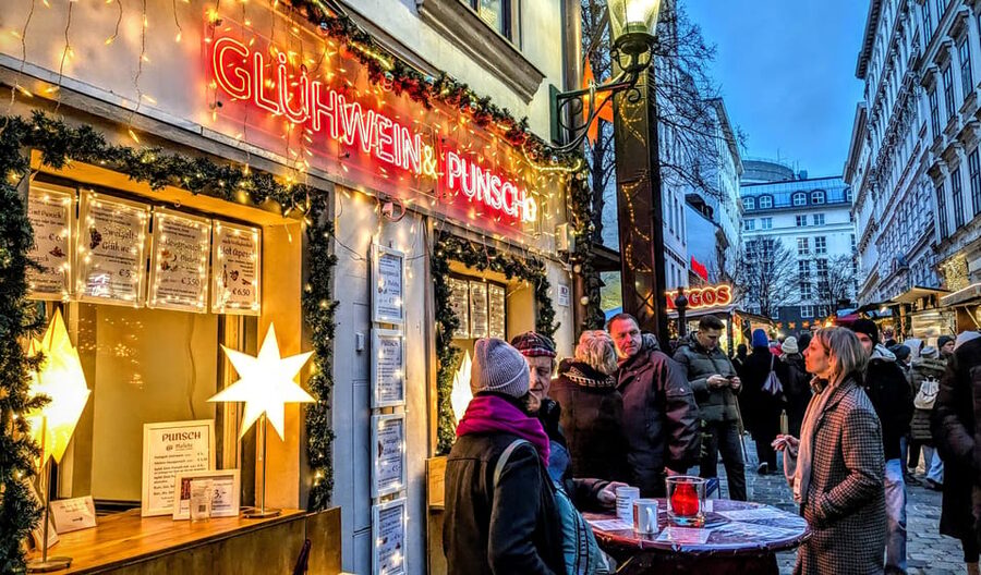 Vienna: Christmas Market Food and Drinks Tour - Eating your way through the 7th district