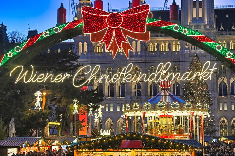Vienna: Christmas Photoshoot with a Pro Photographer - Burggarten and the Mozart Statue