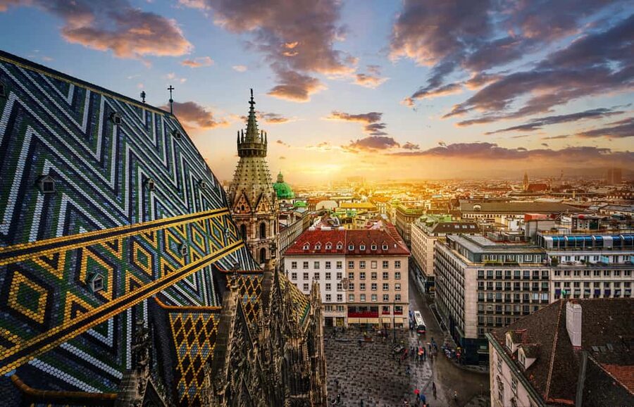 Vienna: Christmas Photoshoot with a Pro Photographer - Hofburg Palace and Heldenplatz