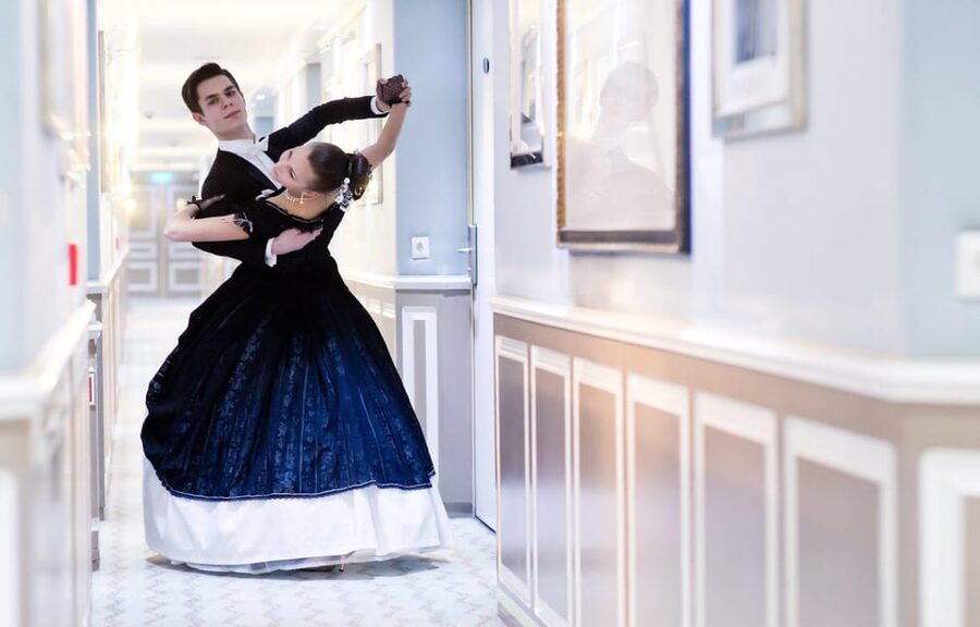 Vienna: Festive Season and New Year's Eve Waltz Workshop - The first lesson: ballroom tradition and etiquette