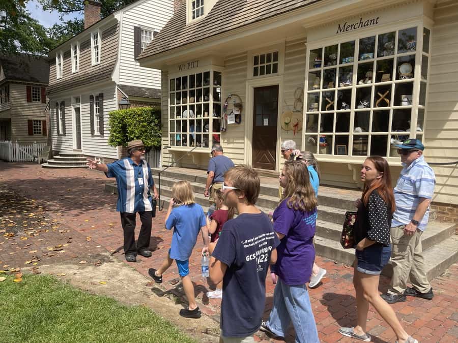 Williamsburg: Christmastime in Virginia Walking Tour - Beginning at Duke of Gloucester and Palace Green