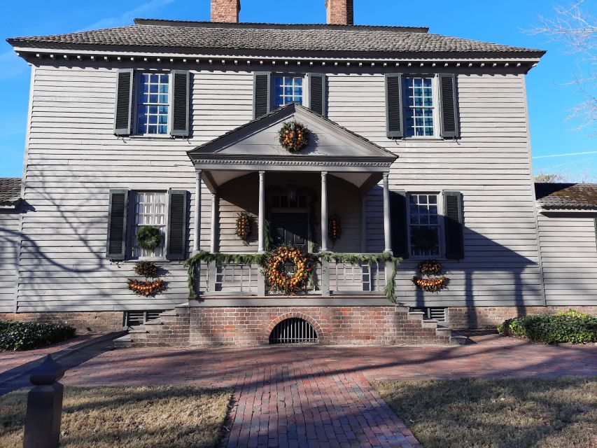 Williamsburg: Christmastime in Virginia Walking Tour - What the guide adds to the experience