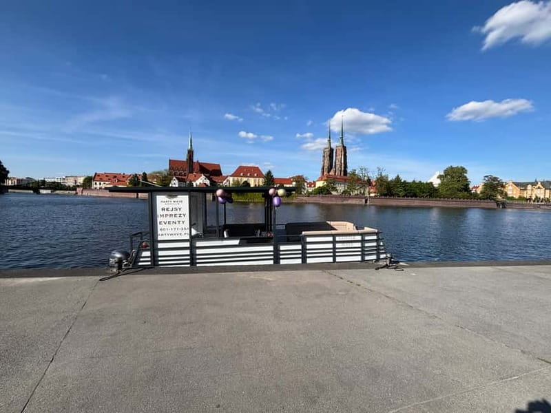 Wroclaw: Private 1h Christmas River Cruise - Sunset, night lights, and Christmas-season timing