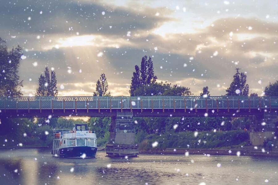 York: Festive River Cruise With Mulled Wine & Mince Pie - Mulled wine, hot chocolate, and a mince pie